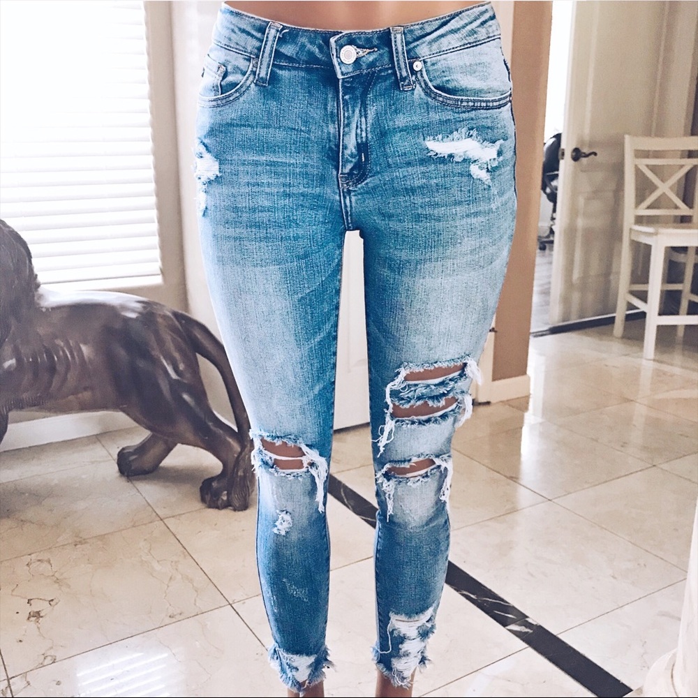 NEW Light Wash Distressed Denim Frayed Ankle Jeans - Picture 6 of 8